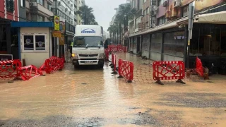 İzmir'de sağanak yağış: Bazı cadde ve sokaklar göle döndü