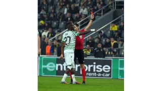 Jhon Duran, kırmızı kart gördü