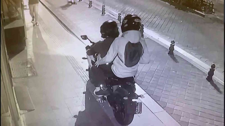 Kadıköy'de hırsızlar 10 saniyede 250 bin TL değerinde motosiklet çaldı