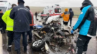 Kahta'da otobüs otomobili kağıt gibi ezdi: 3 ölü