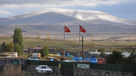 Kars'a mevsimin ilk karı düştü