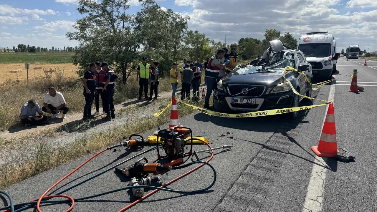 Kayseri'de trafik kazasnda 2 karde yaamn yitirdi