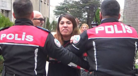 Kendisini bıçakla saldıran kocasını unutup gazeteciye saldırdı