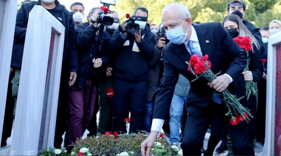 Kılıçdaroğlu'ndan Şehitlik Abidesine ziyaret