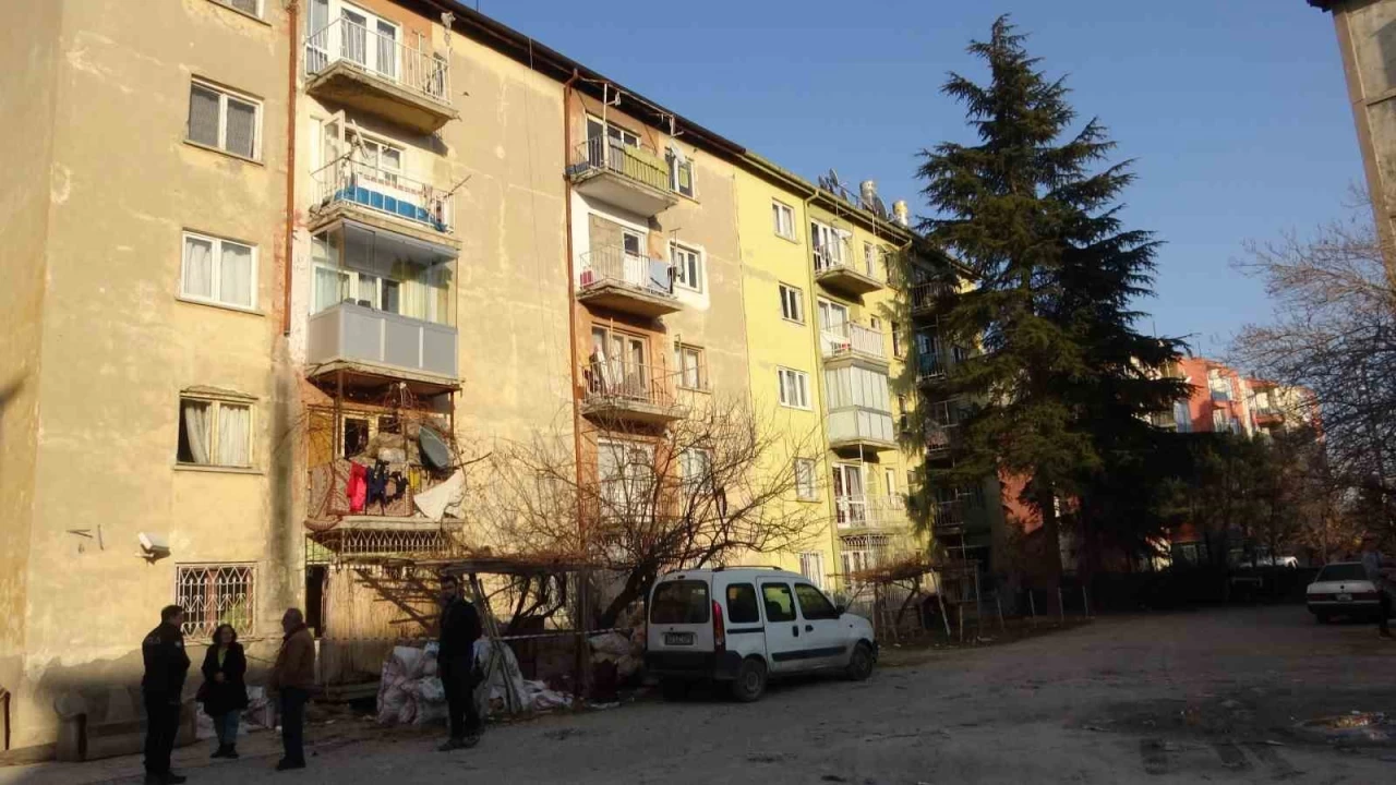 Konya'da 5 katl apartman kme riskine kar boaltld