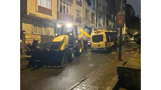 Küçükçekmece'de minibüs yağmur sonrası çöken yola düştü