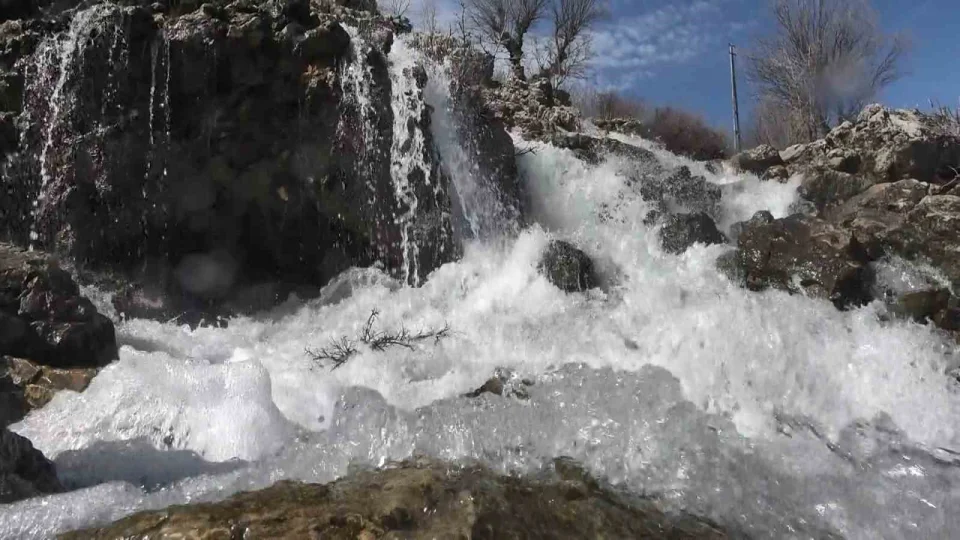 Kurumak üzere olan su kaynağı çağlayana dönüştü