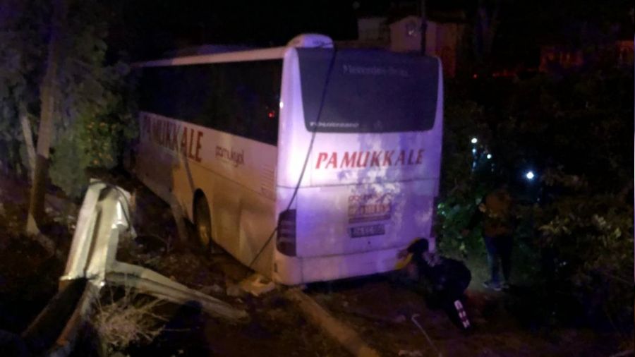 Manisa’da yolcu otobüsü kamyonete çarptı: 3’ü çocuk 7 yaralı