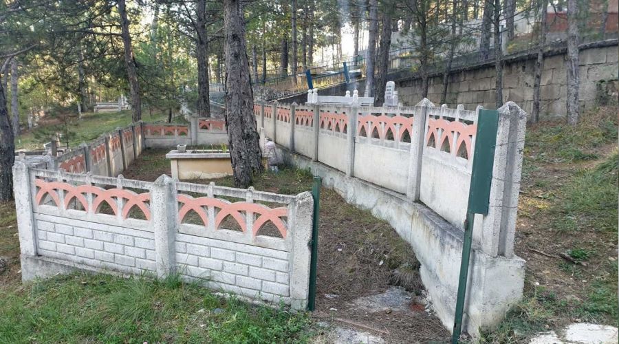 Mezarlıkların demir korkulukları çalındı