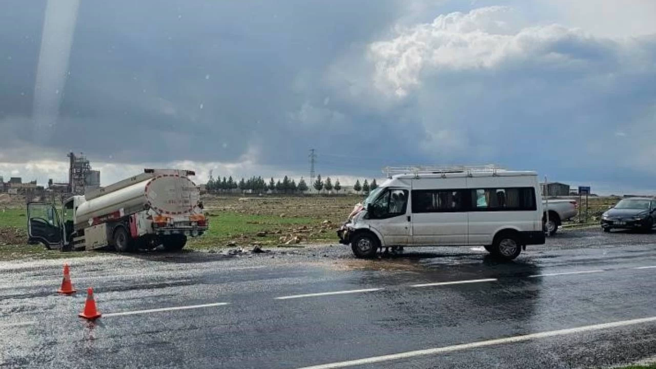 Midyat'ta tanker ile minibüs çarpıştı: 9 yaralı