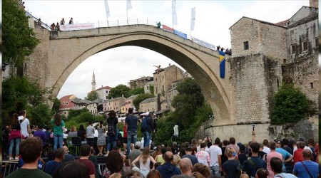 Mostar köprüsünden geleneksel atlayışlar