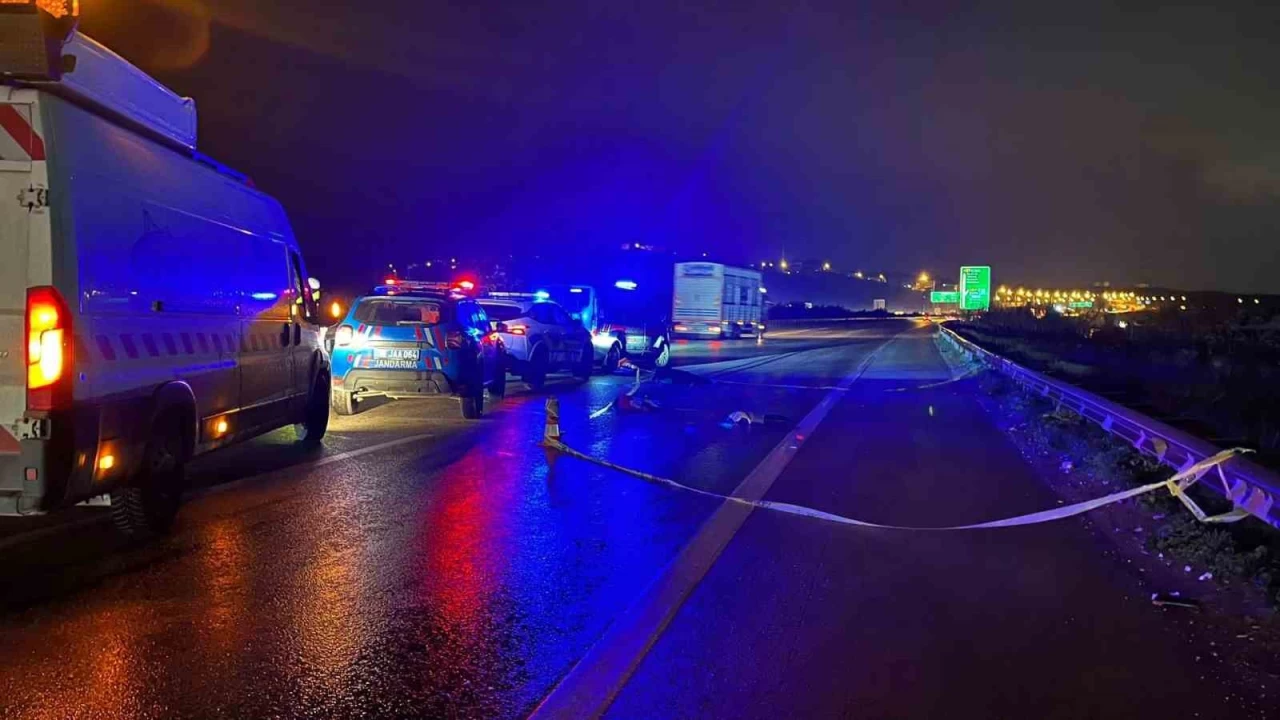 Otobanda karşıya geçmek isterken tırın altında kaldı