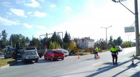 Otomobilin çarptığı motosikletteki 2 genç yaralandı