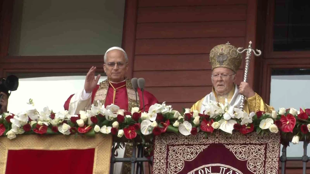 Papa 14. Leo ve Fener Rum Patriği Bartholomeos, ayine katılanları selamladı