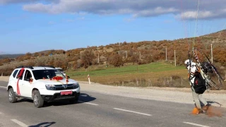 Paramotorla inip gelin arabasının önünü kestiler