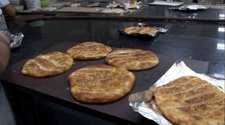 Pişirdikleri pidelerle sofraları süslüyorlar