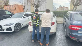 Servis sürücüsü, kafa atarak taksinin camını kırdı