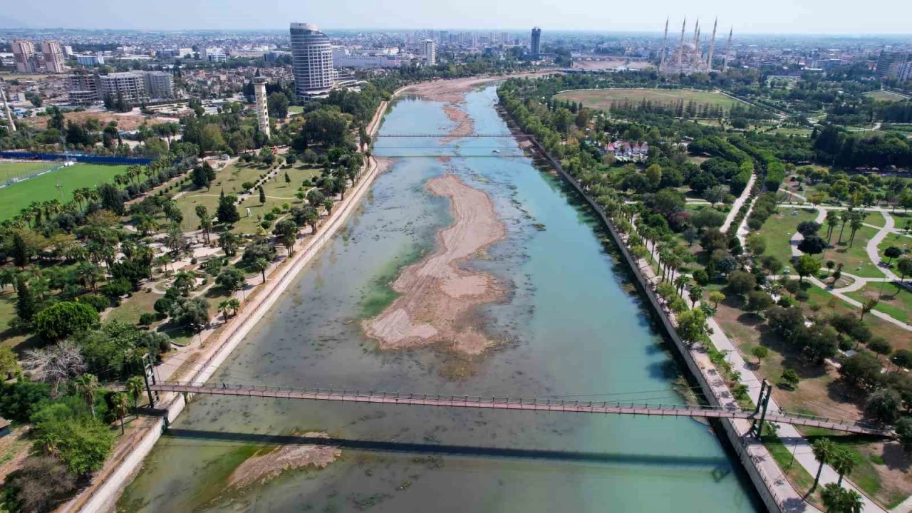 Seyhan Nehri temizleniyor