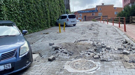 Şiddetli yağış sonrası hastane yolu kullanılmaz hale geldi