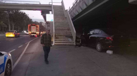 Şişli'de otomobil üst geçit merdivenlerine çarptı