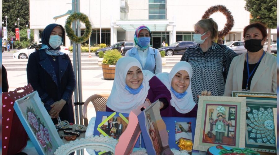 Siyam ikizleri el emeği ürünlerini sergiledi