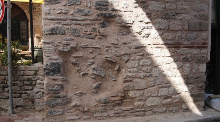 Tarihi kapıda gelişigüzel onarım