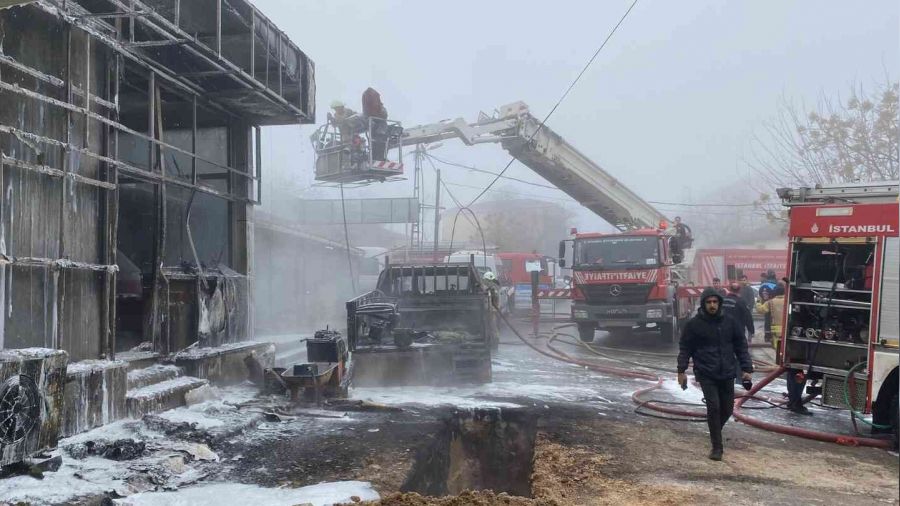 Tuzla'da İSKİ doğalgaz borusunu patlattı,Parti Bürosu küle döndü