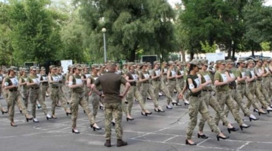 Ukrayna'da kadn askerlere topuklu ayakkab giydirilmesine tepki yad