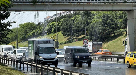 Üstgeçitte boru patladı, sürücüler araçlarını yıkadı
