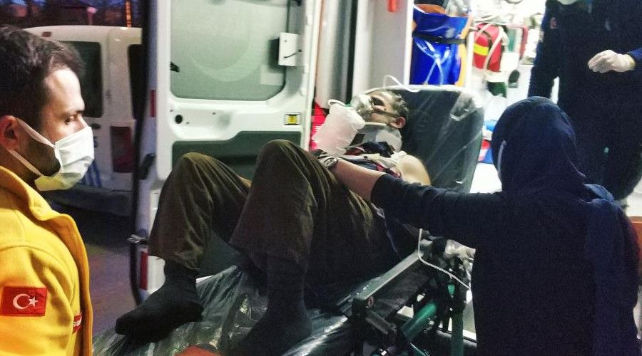 Üzerine kestiği ağaç düşen şahıs hastanelik oldu