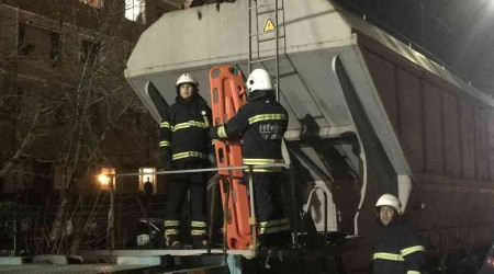 Vagonun üstüne çıktı, elektrik akımına kapıldı