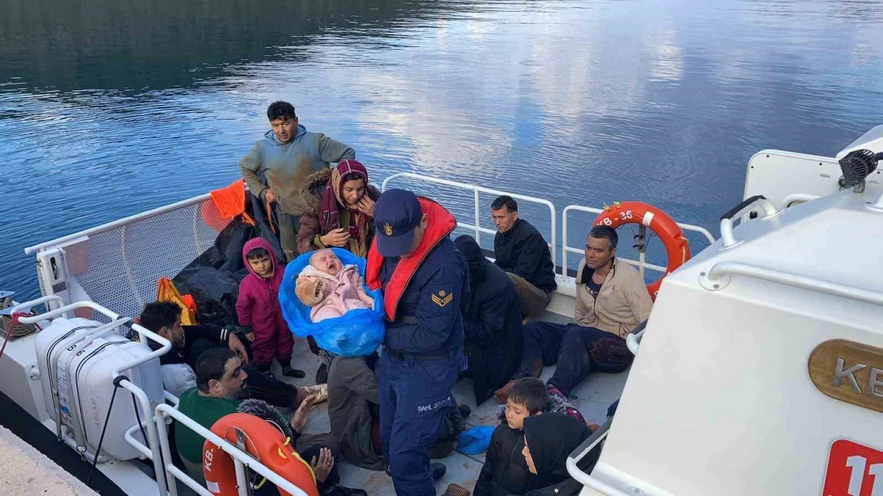 Yarı batık bottaki 25'i çocuk 80 kaçak göçmen kurtarıldı