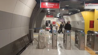 Yenibosna Metrosu'nun tavanından su sızmaya başladı