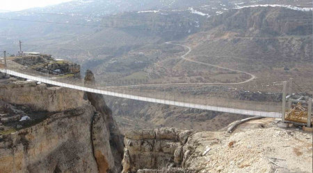 242 metre yükseklikteki cam köprü ayakta kaldı