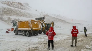 2.5 metre kar altında petrol çıkarıyorlar