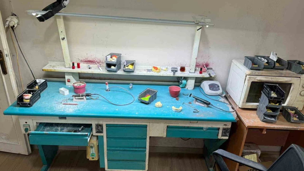 Adana'da kaçak diş kliniğine operasyon: 7 gözaltı