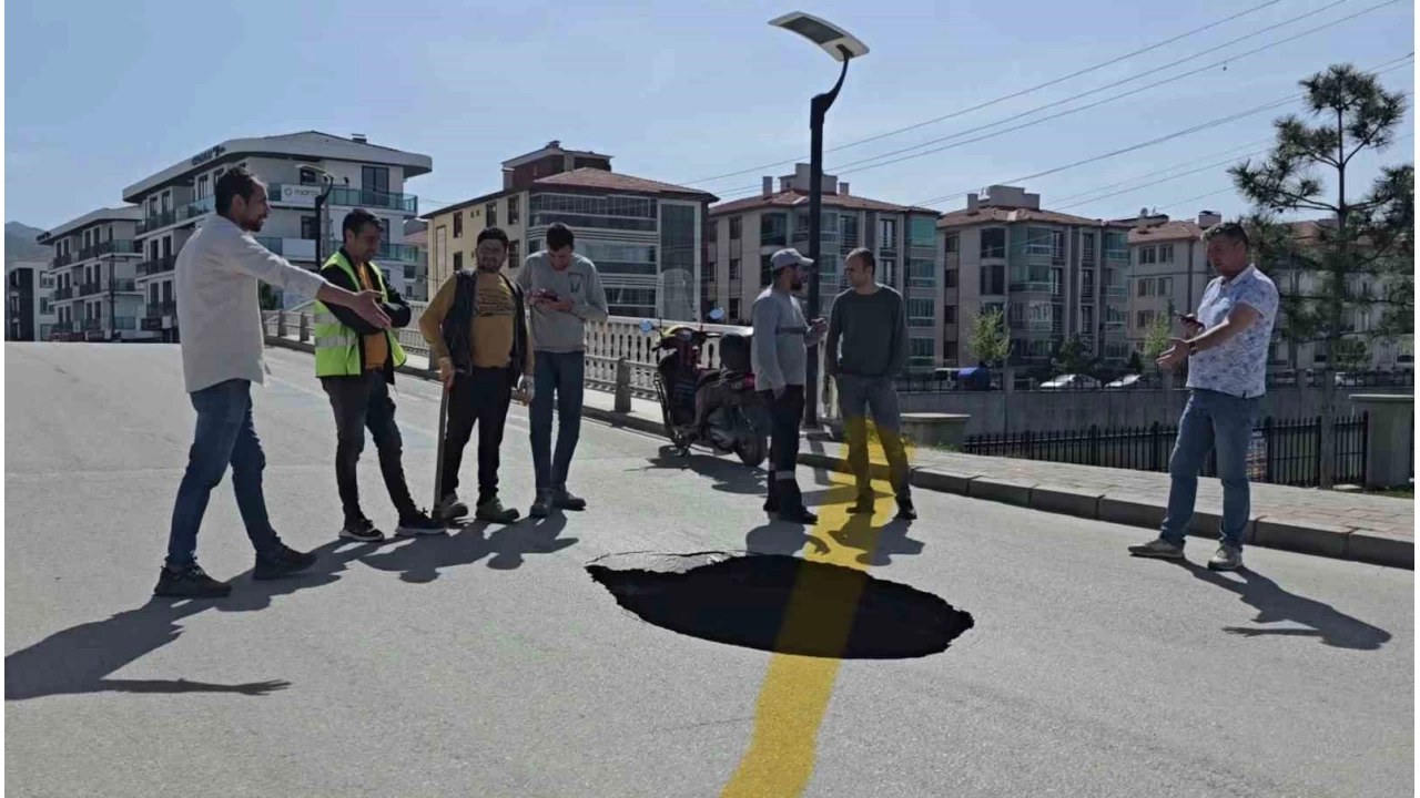 Afyonkarahisar'da asfalt yol çöktü