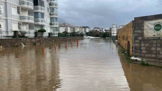 Alanya'da yağmur , dolu ve fırtına hayatı olumsuz etkiledi