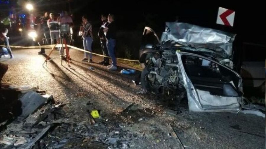 Ankara'da iki otomobil kafa kafaya çarpıştı: 3 ölü