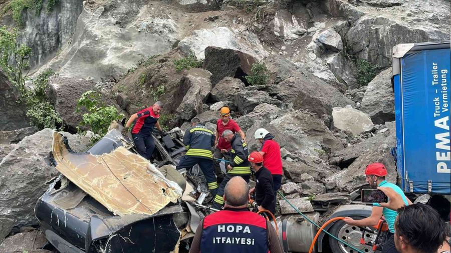 Artvin'in Kemalpaa ilesinde heyelan