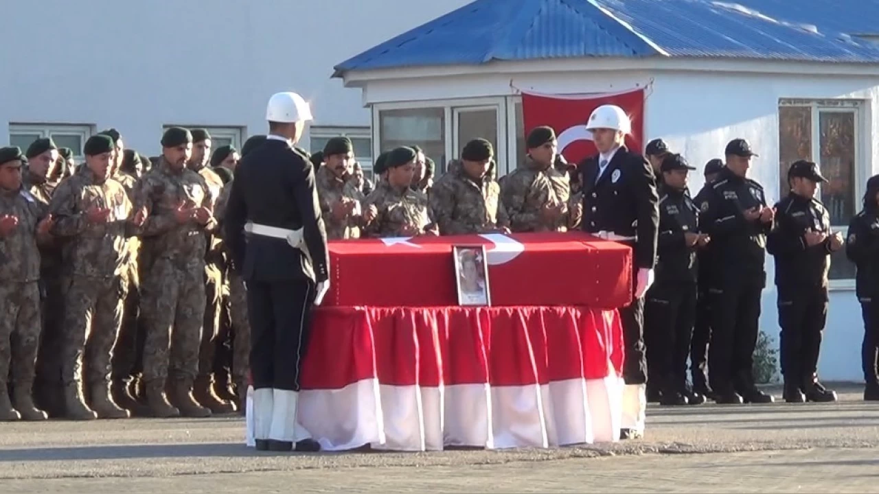 At eitimi srasnda ehit olan polis iin tren dzenlendi