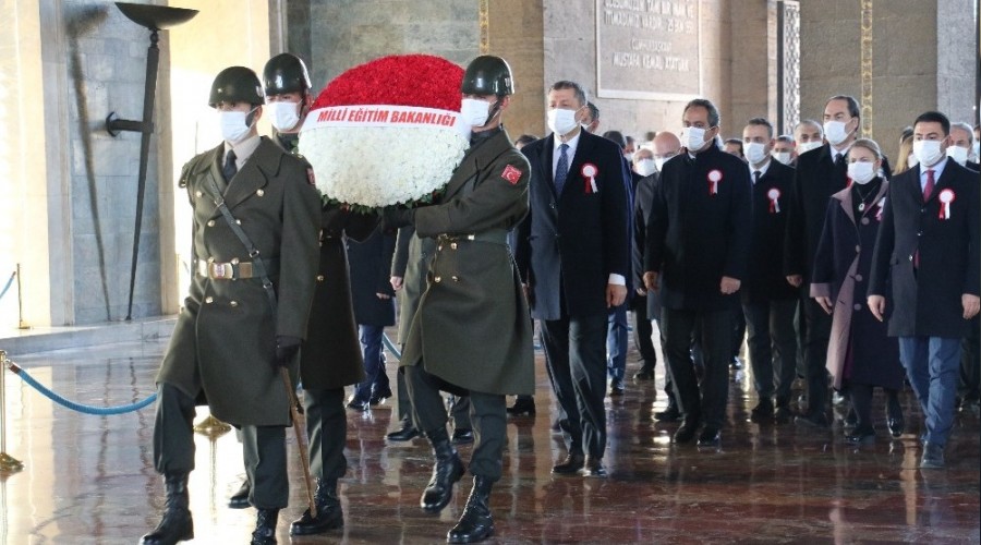 Bakan Selçuk ve öğretmenler Başöğretmen'in huzurunda