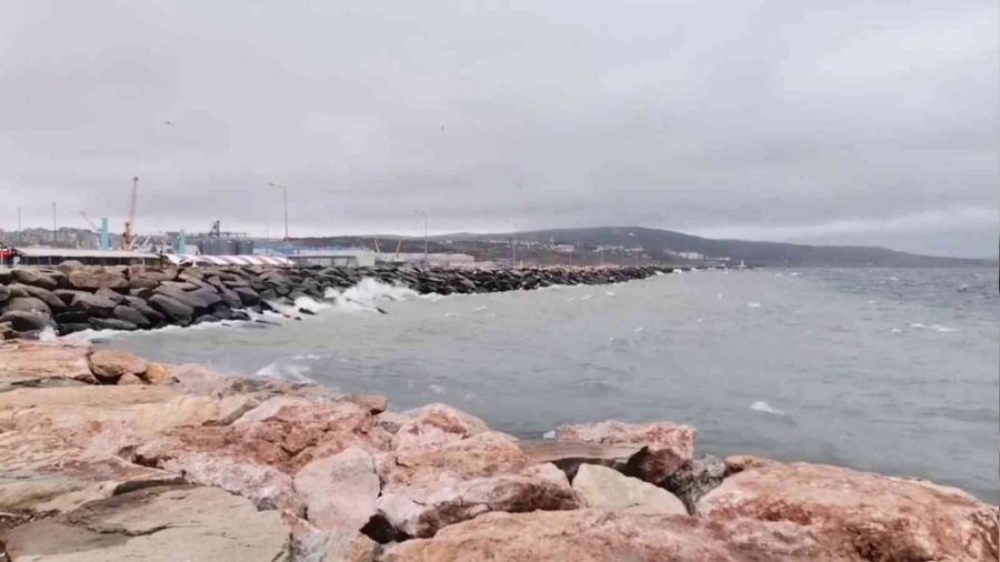 Bandırma'da fırtına olumsuz etkiliyor