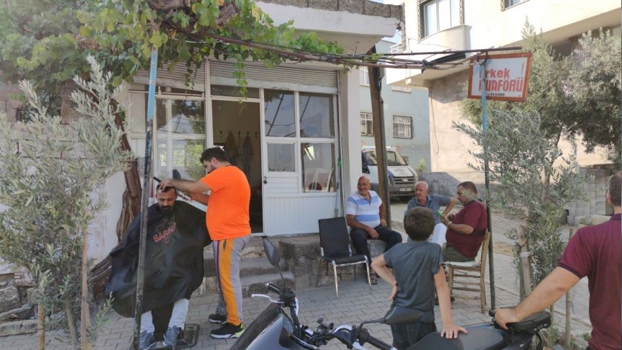 Berber dükkanları sokağa taşındı