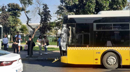 Beyoğlu'nda tramvay İETT otobüsüne çarptı