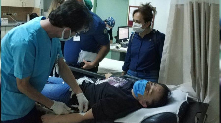 Bir kadın sokak kavgasında kazara vuruldu