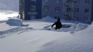 Bitlis'te kar altında kalan araçlar güçlükle bulundu