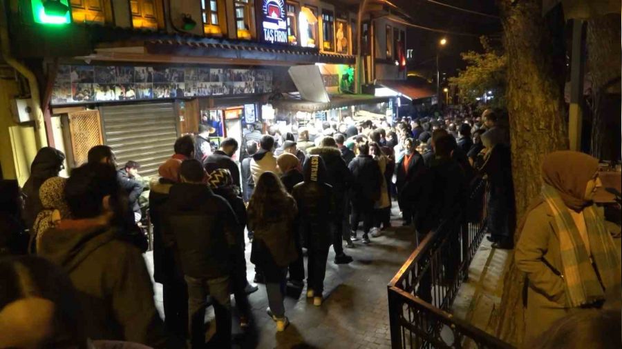 Bursa'da simit ve tahinli pide izdiham