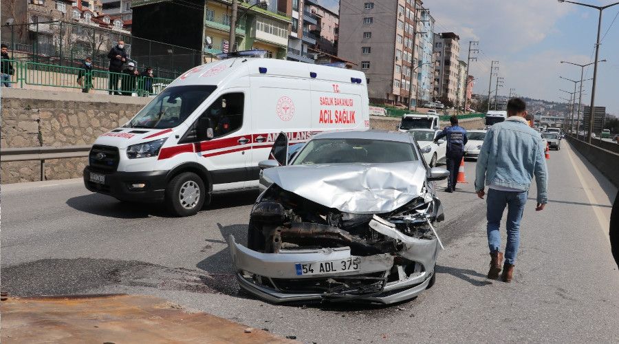 D-100'deki kazayı izlerken kaza yaptılar: 4 yaralı