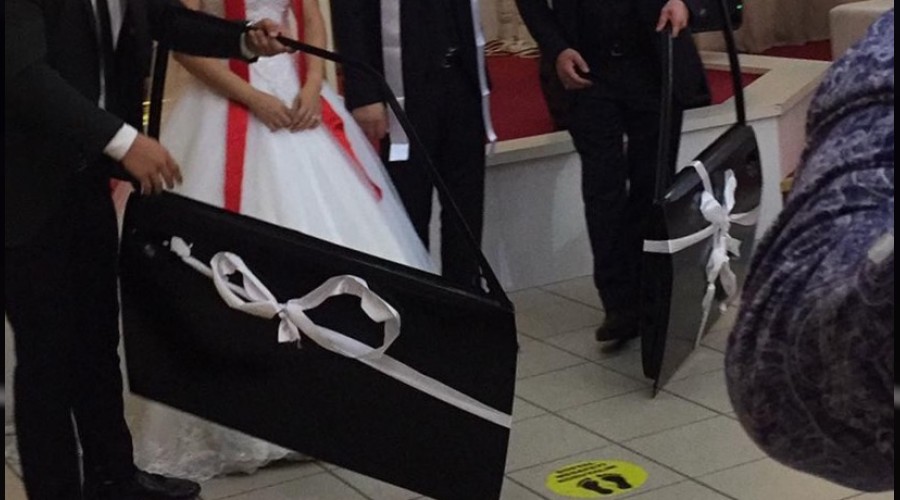 Damada araba kapısı taktılar